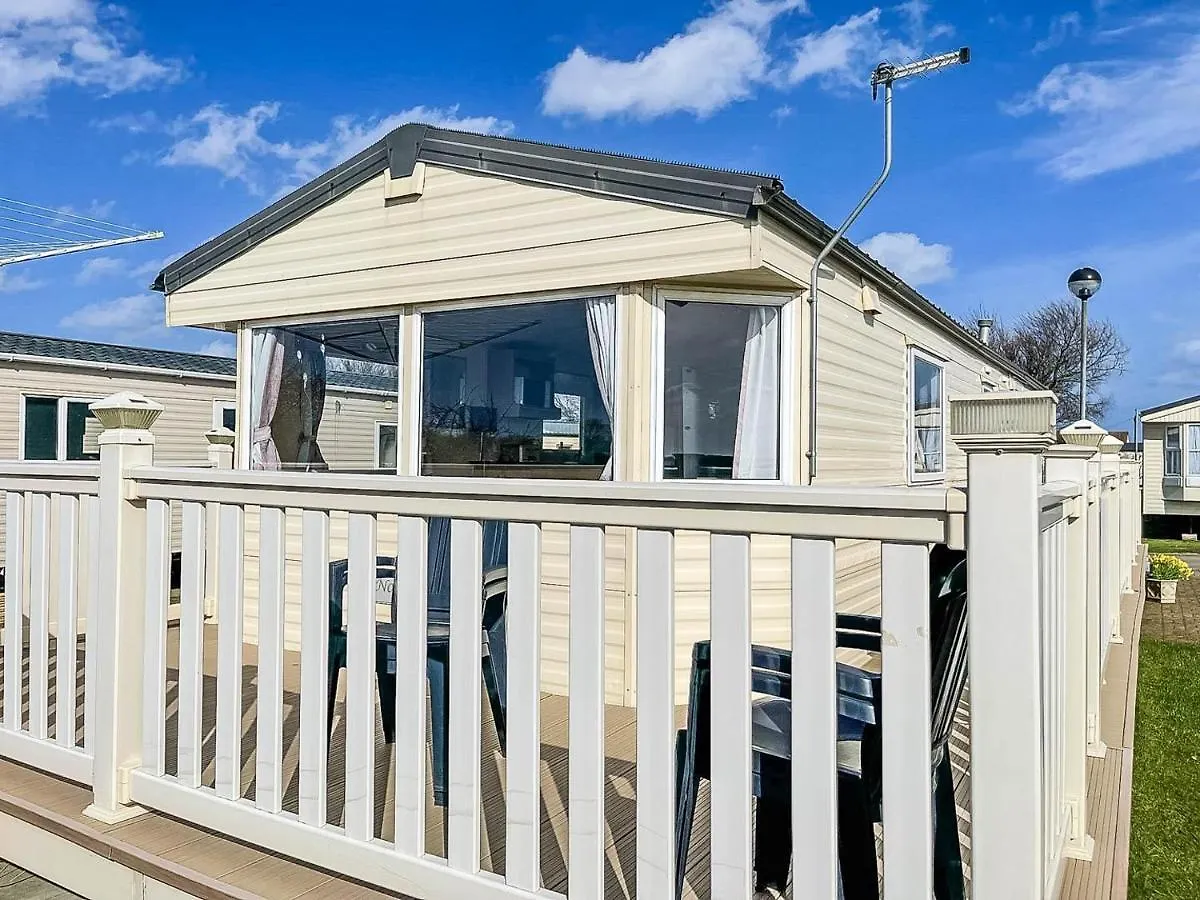 Brilliant 8 Berth Caravan For Hire At Skipsea Sands Holiday Park Ref 41028Sf Barmston Campsite