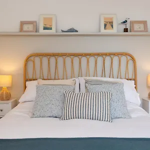  Apartment Tide @ Filey. Close To Beach. Dog Friendly.