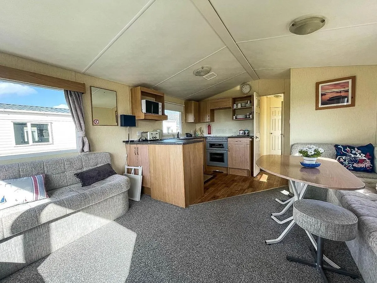Brilliant 8 Berth Caravan For Hire At Skipsea Sands Holiday Park Ref 41028Sf Barmston Campsite